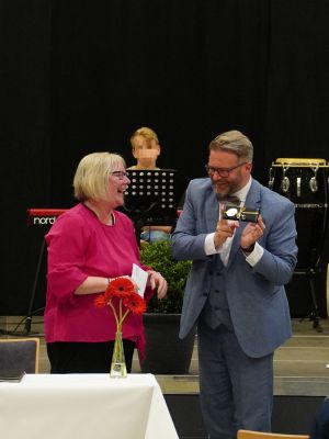 Frau Engler gratulierte für den Landkreis Kassel.