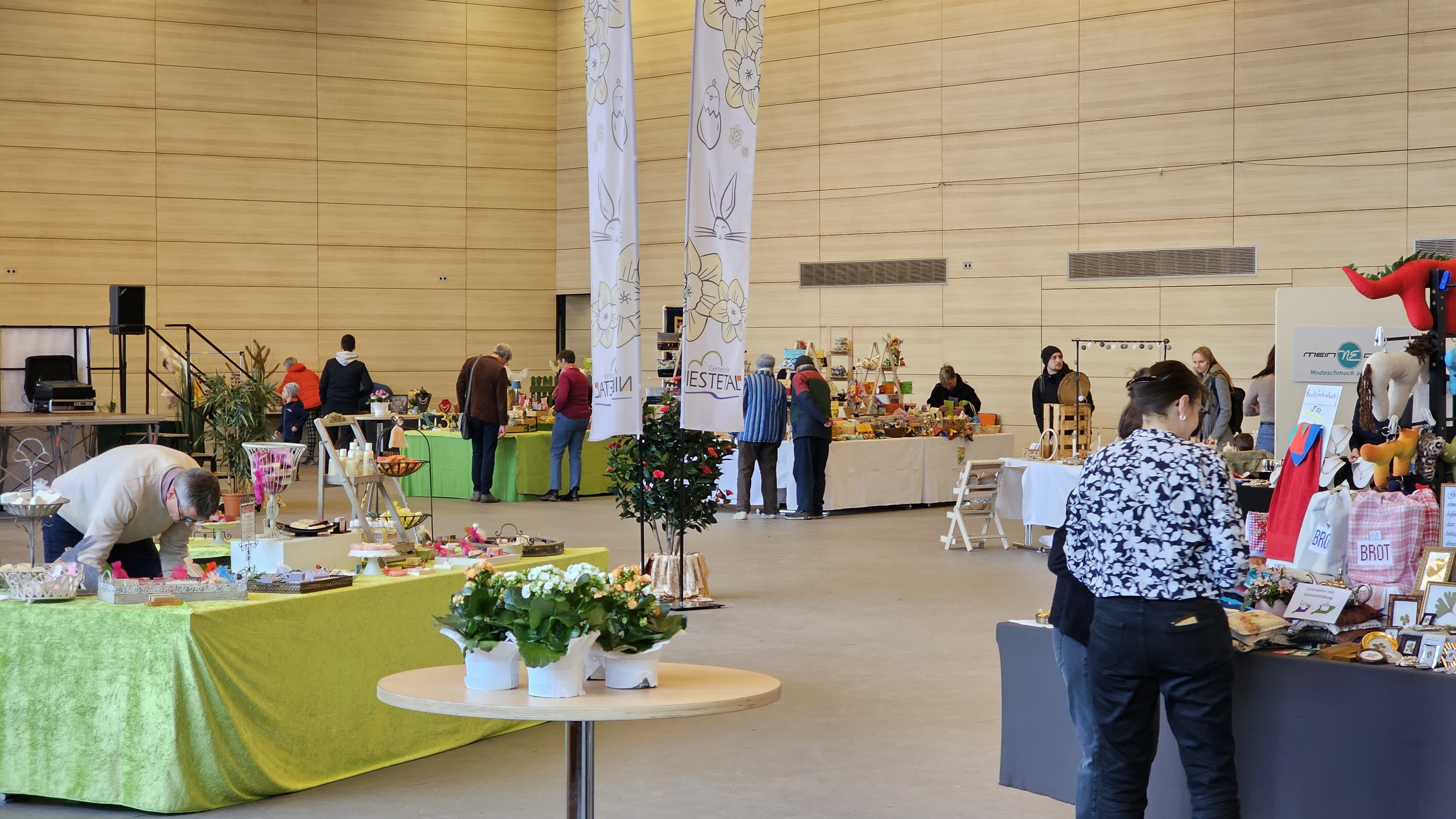 Die Marktinseln des Ostermarkts Frühlingserwachen bieten genug Platz, um dichtes gedränge in den Gängen zu vermeiden und Platz zum Schnuddeln zu lassen.