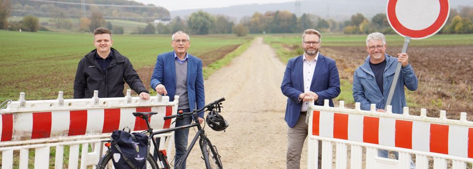 Landrat Siebert eröffnet zusammen mit Bürgermeister Brückmann, im Beisein von LK KAssel Radverkehrsbeaufttragtem Hüther und dem zuständigen Sachbearbeiter der Gemeinde Niestetal Rumpf, den neuen Streckenabschnitt südlich von Heiligenrode.