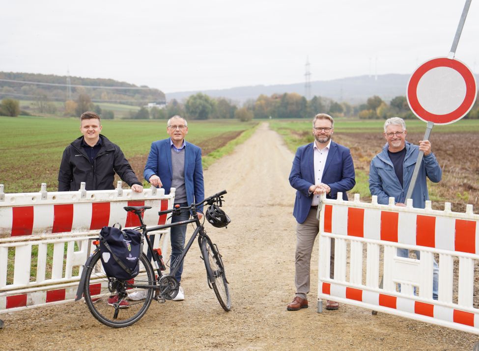 Landrat Siebert eröffnet zusammen mit Bürgermeister Brückmann, im Beisein von LK KAssel Radverkehrsbeaufttragtem Hüther und dem zuständigen Sachbearbeiter der Gemeinde Niestetal Rumpf, den neuen Streckenabschnitt südlich von Heiligenrode.