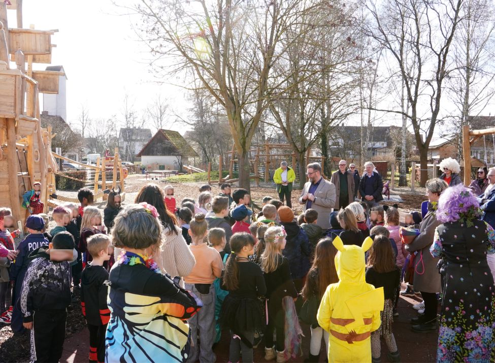 Närrische Eröffnung an Rosenmontag mit vielen bunten Kostümen.