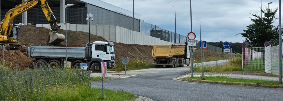 Die Straße "Ohne Namen" erhält den Namen "Zum Solarwerk". Im Hintergrund laufen die Arbeiten der neuen SMA Gigawatt Factory auf Hochtouren.