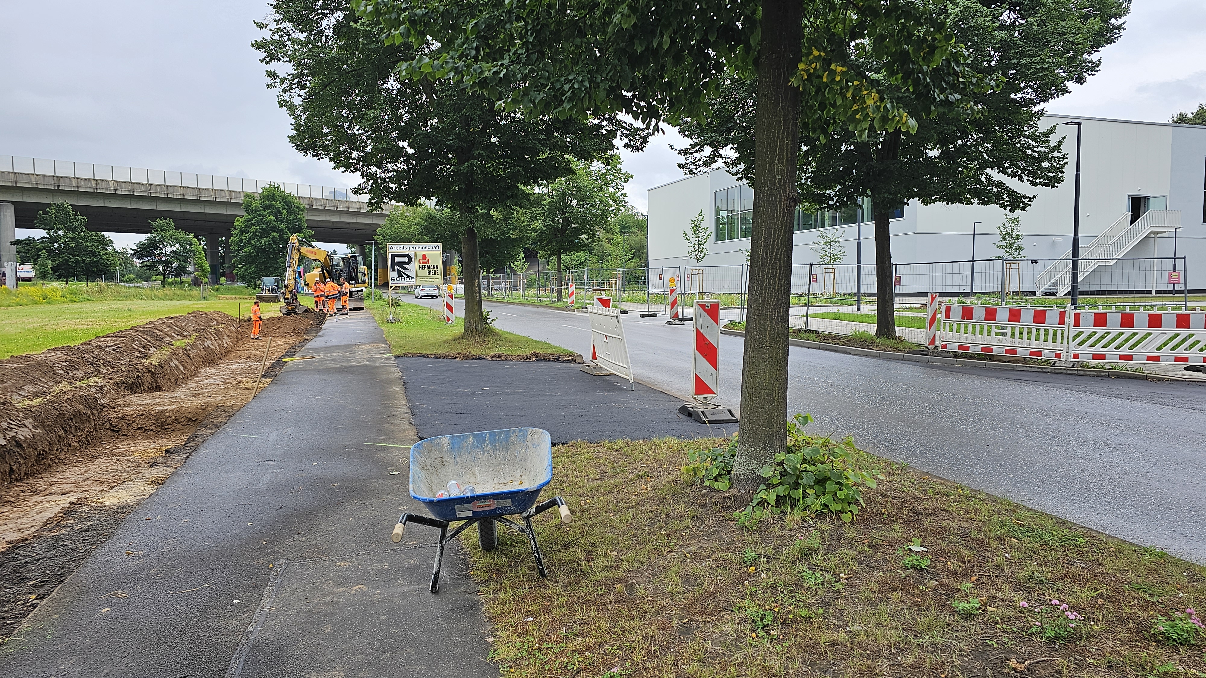 Der Fuß- und Radweg wird bis Ende August gesperrt bleiben, um Platz für eine Ersatzfahrspur für unsere Einsatzkräfte zu schaffen.  @Gemeinde Niestetal